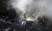 Hiện trường vụ tai nạn máy bay ở Pakistan. Ảnh: AFP