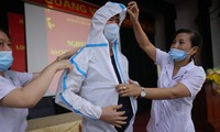 Cận cảnh bộ quần áo chống sốc nhiệt cho nhân viên y tế chống dịch