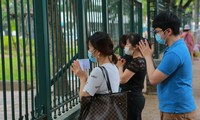 Hàng trăm sĩ tử đến Văn Miếu vái vọng cầu may trước ngày thi tốt nghiệp THPT