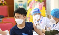 Sáng nay, học sinh lớp 9 tại Hà Nội được tiêm phòng vắc xin COVID-19