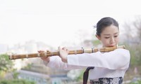 Kim Ji-Hyun là nữ nghệ sĩ thổi sáo Daegeum nổi tiếng nhất thế giới cũng như đang 'hot' trên cộng đồng mạng xứ Hàn lẫn thế giới. 