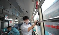 Xe buýt Hà Nội liên tục khử khuẩn và lắp đặt dung dịch sát khuẩn 