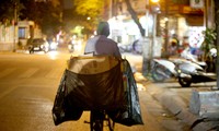 Người lao động nghèo mưu sinh trong đêm đông rét buốt ở Hà Nội