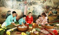 Vợ chồng Khánh Thi dạy hai con gói bánh chưng để tận hưởng không khí Tết cổ truyền
