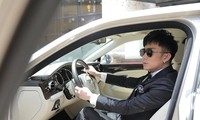 Quang Hà lái xe siêu sang 24 tỷ đồng, sánh đôi cùng Jennifer Phạm đến họp báo