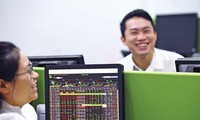Hàng trăm cổ phiếu tím trần, chứng khoán Việt Nam tăng mạnh nhất thế giới