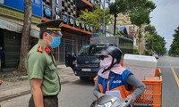 Lực lượng chức năng kiểm tra giấy tờ của của 1 người giao hàng tại Bà Rịa-Vũng Tàu. Ảnh: Nguyễn Long.