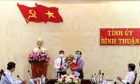 Ông Dương Văn An, Bí thư Tỉnh ủy Bình Thuận trao quyết định nghỉ hưu cho cán bộ lãnh đạo. Ảnh:binhthuan.gov.vn.