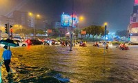 TP.HCM mưa lớn kéo dài: Trung tâm Quận 1 ngập nặng, nước dâng cao tràn vào hầm xe