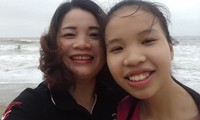 Em Nguyễn Thị Kim Ngân và mẹ