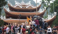 Cảnh phát lộc gây tranh cướp tại chùa Hương