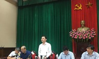 Ông Phạm Quý Tiên, Chánh văn phòng UBND thành phố trả lời báo chí