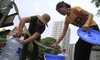 Hà Nội khuyến cáo người dân không dùng nước sạch sông Đà để ăn uống. Ảnh: Trường Phong