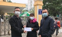 Đại diện báo Tiền Phong trao số tiền hỗ trợ cho mẹ tình nguyện viên Hoàng Văn Tuấn