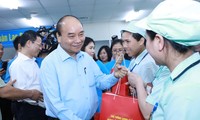 Thủ tướng Chính phủ Nguyễn Xuân Phúc tặng quà công nhân. Ảnh: VGP