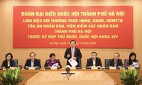 Bí thư Thành ủy Hà Nội, Trưởng Đoàn ĐBQH thành phố Hà Nội Vương Đình Huệ phát biểu tại buổi làm việc