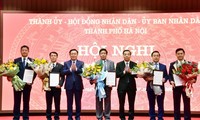 Bí thư Thành ủy Hà Nội Vương Đình Huệ thừa ủy quyền của Thủ tướng Chính phủ trao quyết định phê chuẩn kết quả bầu chức vụ cho Phó Chủ tịch UBND thành phố Hà Nội nhiệm kỳ 2016 - 2021.