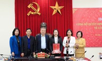 Phó Bí thư Thường trực Thành ủy Nguyễn Thị Tuyến và các lãnh đạo Sở Văn hóa và Thể thao chúc mừng bà Bùi Thị Thu Hiền