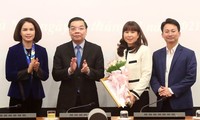 Chủ tịch UBND thành phố Hà Nội Chu Ngọc Anh trao quyết định cho bà Đặng Hương Giang