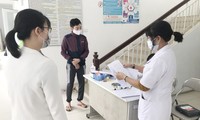 Hà Nội: Cận cảnh lấy mẫu xét nghiệm những người về từ tỉnh Hải Dương
