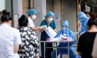 Xét nghiệm các trường hợp liên quan Bệnh viện Hữu nghị Việt Đức. Ảnh: Hoàng Mạnh Thắng