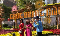 Du khách đến tham quan đường hoa Nguyễn Huệ phải đeo khẩu trang