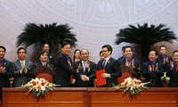 Thủ tướng Nguyễn Xuân Phúc và lãnh đạo các bộ, ban, ngành chứng kiến lễ ký kết. Ảnh: Như Ý