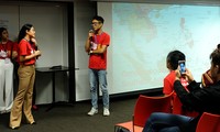 Đại diện thanh niên từ các quốc gia ASEAN trình bày các vấn đề về giới tại chương trình đối thoại. Ảnh: Xuân Tùng