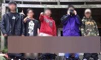 Dân mạng &apos;ném đá&apos; nhóm thanh niên tụt quần, hớ hênh chụp ảnh checkin du lịch
