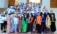 Phó Thủ tướng gặp gỡ 63 giáo viên dân tộc thiểu số