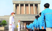 Các tài năng trẻ Việt Nam báo công, vào Lăng viếng Chủ tịch Hồ Chí Minh