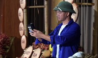 Nghệ sĩ Xuân Bắc đội mũ cối livestream bán vải thiều, &apos;chốt đơn rào rào&apos;