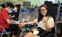 Sinh viên Bách Khoa Hà Nội quét mã QR đăng ký hiến máu gieo hy vọng, lan tỏa Chủ nhật Đỏ