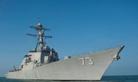 Tàu chiến Mỹ - Trung suýt đâm nhau trên biển Đông