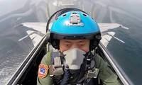 Tàu sân bay Trung Quốc đang thiếu trầm trọng phi công. Trong ảnh: Một phi công vừa cất cánh từ tàu Liêu Ninh