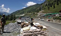 Các binh sĩ Lực lượng An ninh Biên giới Ấn Độ tại một trạm kiểm soát ở Kashmir trên đường cao tốc dẫn đến Ladakh, ngày 17/6/2020.