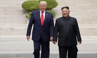 Tổng thống Trump và nhà lãnh đạo Triều Tiên Kim Jong Un gặp nhau tại Khu phi quân sự Triều Tiên ở Panmunjom, Hàn Quốc, vào ngày 30 tháng 6 năm 2019. Reuters