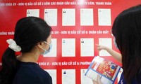 Sinh viên nội trú đang tìm hiểu thông tin về ác ứng viên trước ngày bầu cử 23/5, tại điểm bỏ phiếu KTX ĐH Ngoại ngữ - ĐHQG Hà Nội.