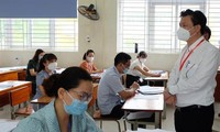 Thứ trưởng Bộ GD - ĐT Nguyễn Hữu Độ trao đổi với giáo viên tham gia chấm bài thi Ngữ văn tại tỉnh Yên Bái.