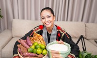 Hoa hậu H&apos;hen Niê livestream bán nông sản ủng hộ miền Nam