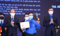Anh Bùi Quang Huy (ngoài cùng bên phải) trao Giải thưởng Khoa học công nghệ Quả cầu Vàng 2021 tặng 5 tài năng trẻ tiêu biểu có mặt tại buổi lễ. Ảnh: DƯƠNG TRIỀU