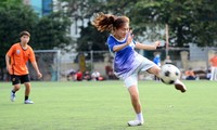 Khoảnh khắc nữ sinh ĐH Mở Hà Nội tung người đá bóng