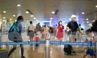 Ngày đầu kỳ nghỉ lễ, sân bay Tân Sơn Nhất đông khách nhưng không tắc