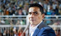 HLV Kiatisuk rưng rưng nước mắt cám ơn người hâm mộ sau chiến thắng trước Sydney FC
