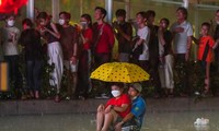 Hai cha con che ô xem U23 Việt Nam hạ U23 Timor Leste trong mưa