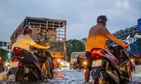 TPHCM: Người dân bì bõm dắt xe sau trận mưa to lúc chiều tối