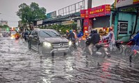 TPHCM: ‘Phố nhà giàu’ Quốc Hương và loạt tuyến đường biến thành sông sau cơn mưa lớn 