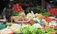 Chợ ở Sài Gòn ế ẩm dịp lễ, giá cả hàng hóa lại tăng
