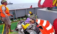 Mảnh vỡ máy bay, đồ đạc chất thành đống trên tàu cứu hộ. Ảnh: Reuters.