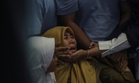 Thân nhân hành khách máy bay rơi ở Indonesia chờ tin trong nước mắt
